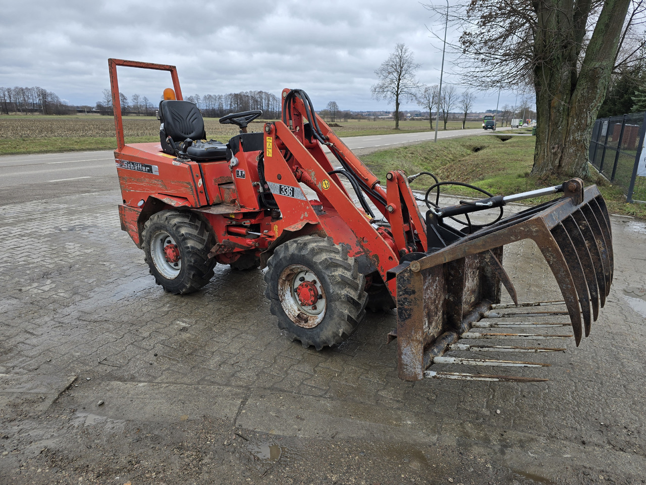 SCHAFFER 336 - Mini homlokrakodó: 1 kép. SCHAFFER 336 - Mini homlokrakodó: 1 kép.