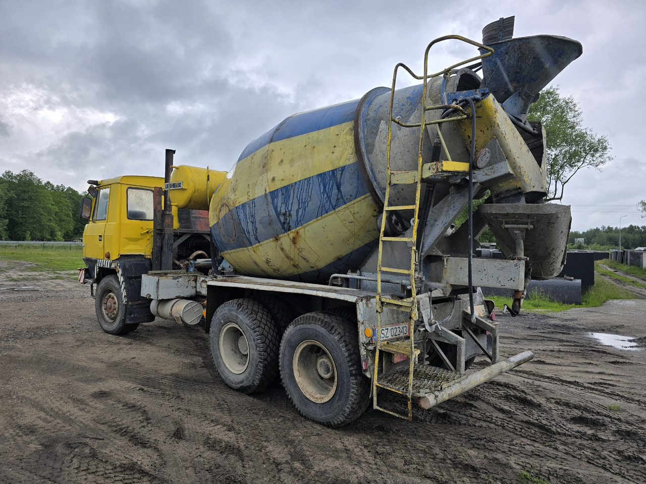 TATRA 6x6 (6 m3) betoniarka LIEBHERR - Betonmixer: 3 kép. TATRA 6x6 (6 m3) betoniarka LIEBHERR - Betonmixer: 3 kép.