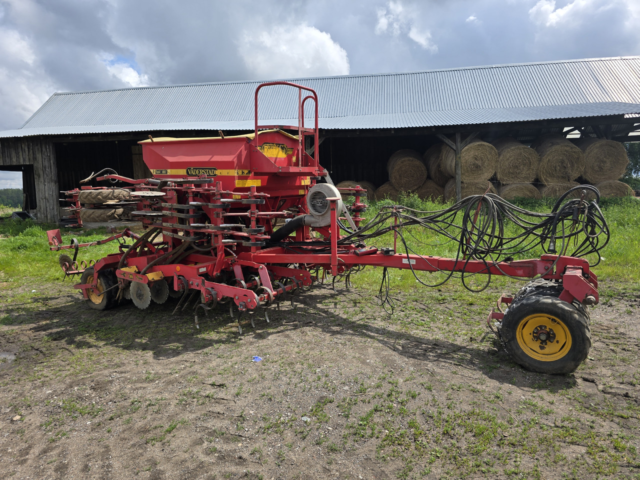 Väderstad RAPID 400 F - Vetőgép: 1 kép. Väderstad RAPID 400 F - Vetőgép: 1 kép.