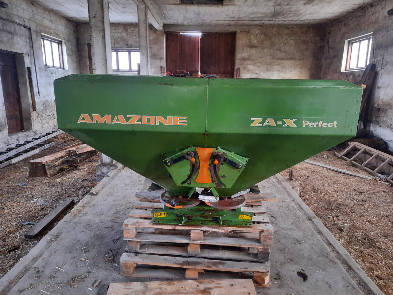 Amazone ZA-X Perfect 1200 - Műtrágyaszóró: 2 kép. Amazone ZA-X Perfect 1200 - Műtrágyaszóró: 2 kép.