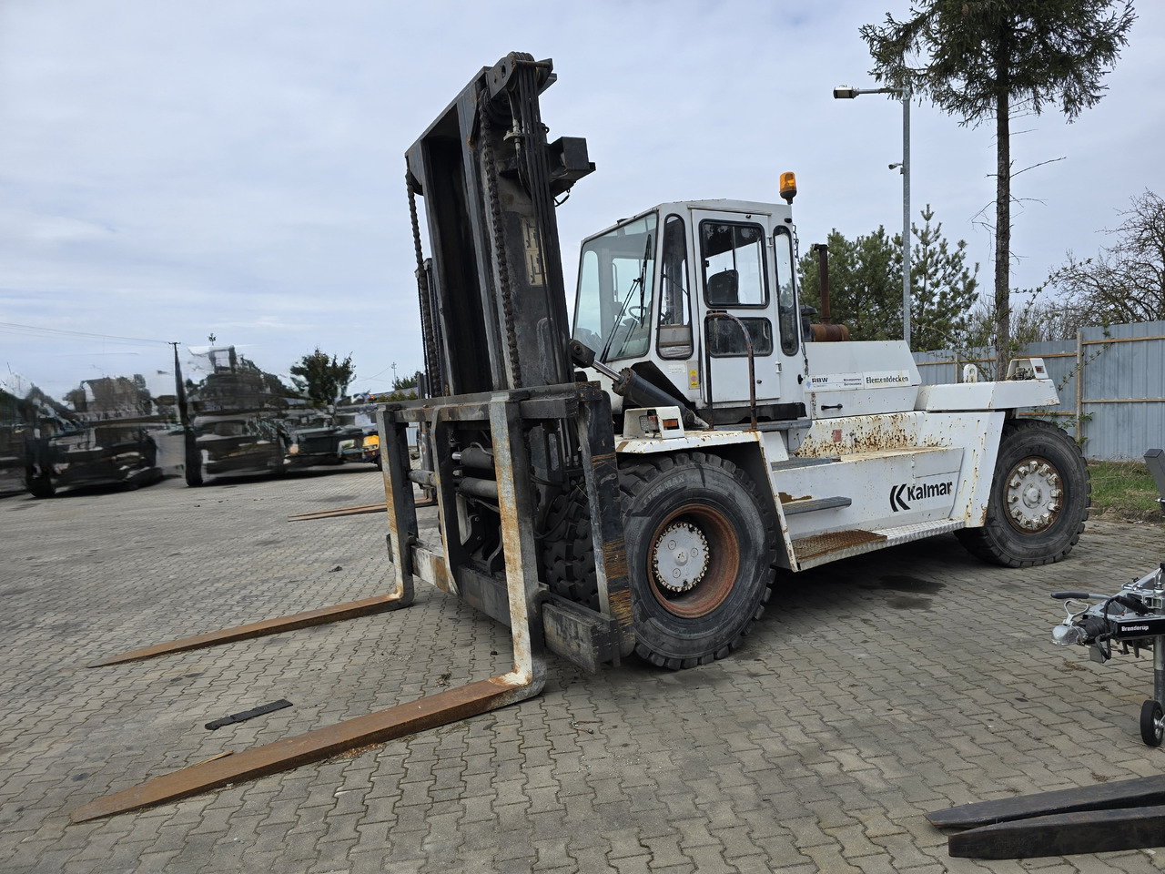 Kalmar DC18-1200N LB - Cserefelépítményes teherautó: 2 kép. Kalmar DC18-1200N LB - Cserefelépítményes teherautó: 2 kép.