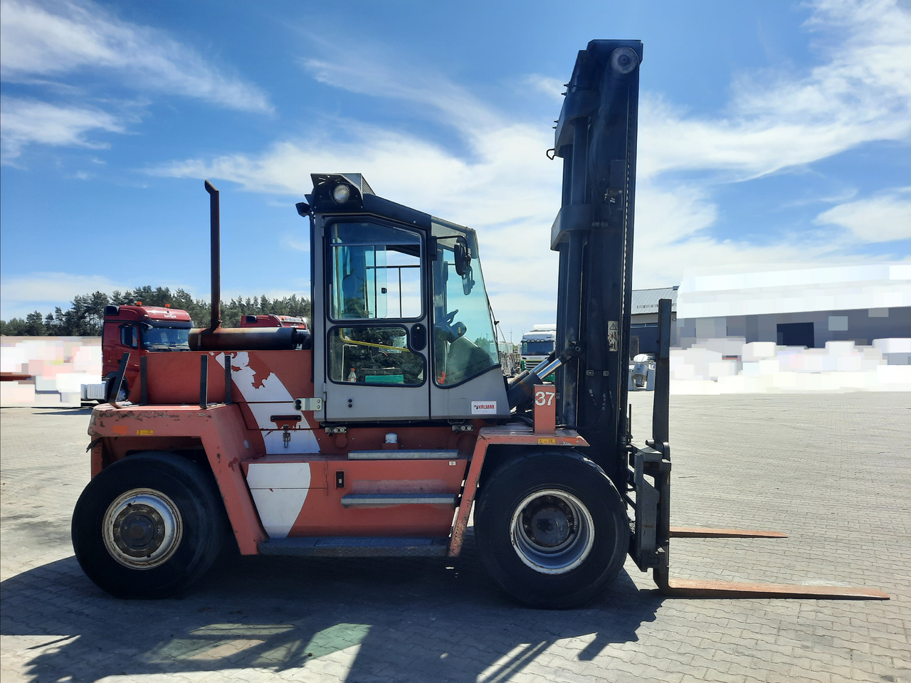 Kalmar DCD 100-6 - Dízel targonca: 2 kép. Kalmar DCD 100-6 - Dízel targonca: 2 kép.