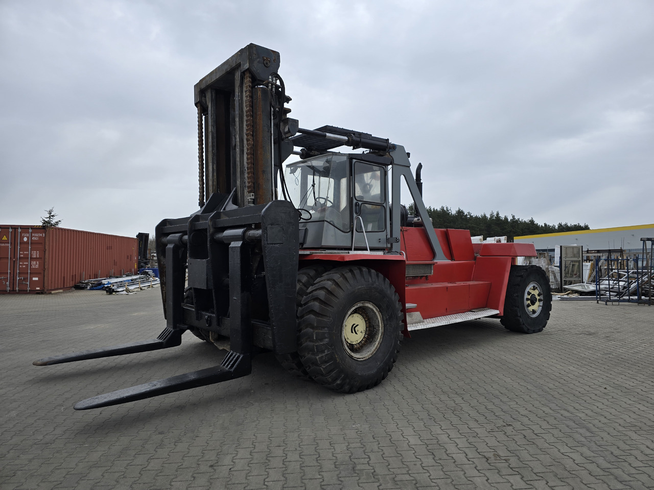 Kalmar KALMAR DCD420-12 - Cserefelépítményes teherautó: 1 kép. Kalmar KALMAR DCD420-12 - Cserefelépítményes teherautó: 1 kép.