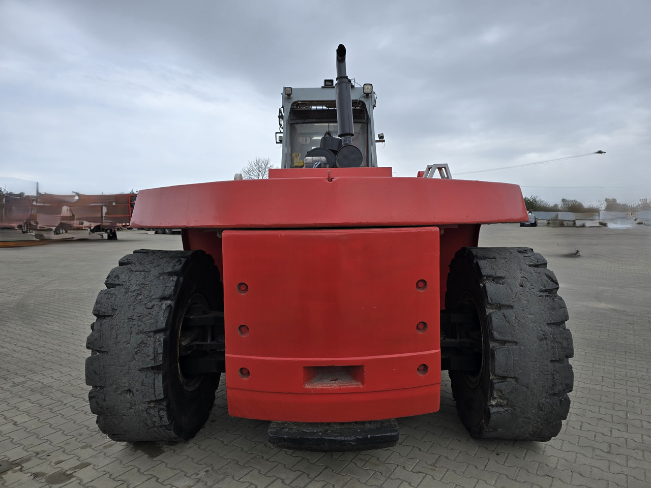 Kalmar KALMAR DCD420-12 - Cserefelépítményes teherautó: 4 kép. Kalmar KALMAR DCD420-12 - Cserefelépítményes teherautó: 4 kép.