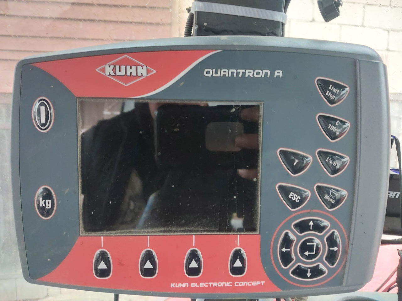 Kuhn RAUCH AXIS 30.1 - Műtrágyaszóró: 2 kép. Kuhn RAUCH AXIS 30.1 - Műtrágyaszóró: 2 kép.