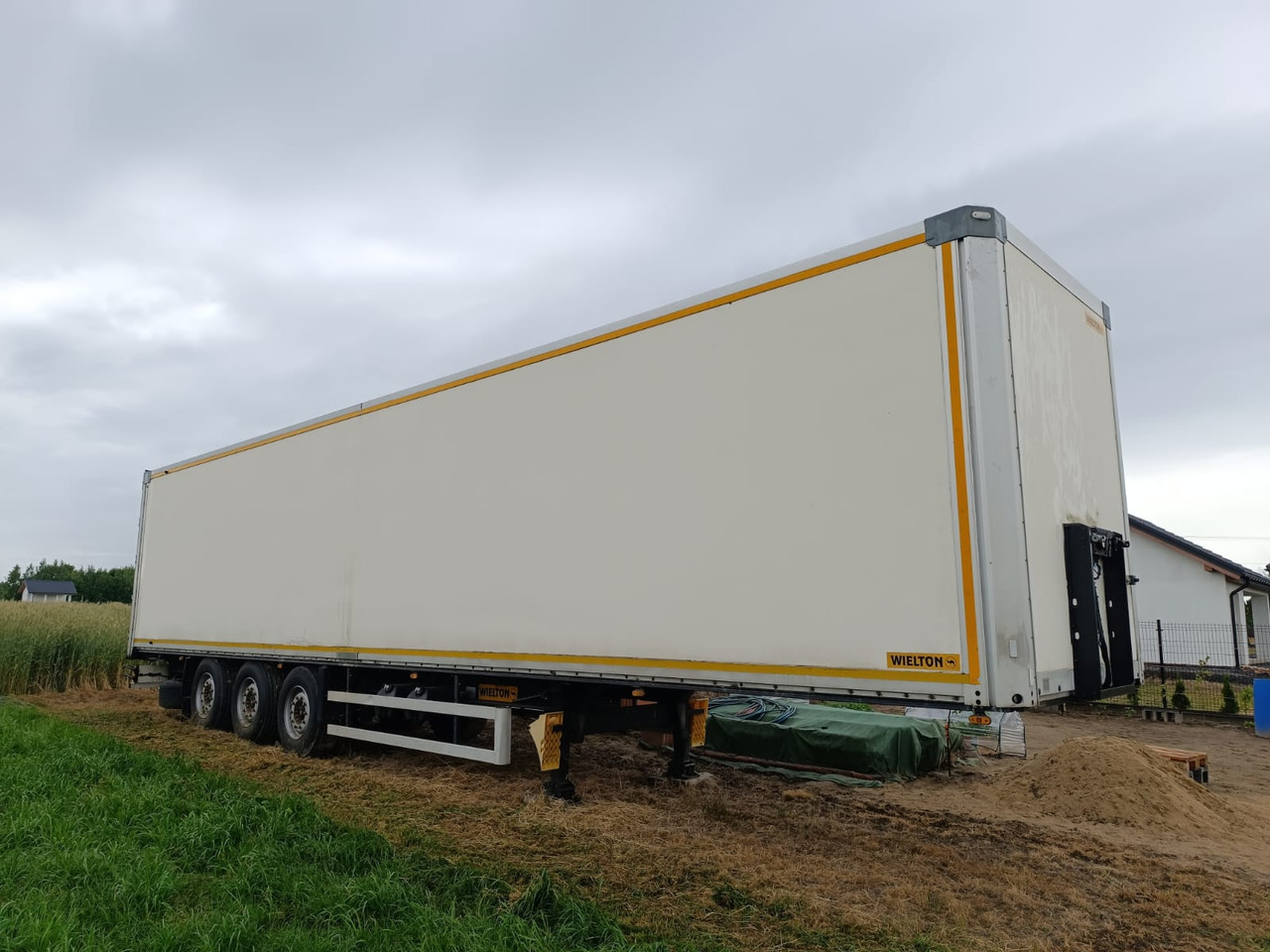 Wielton NS34FT - Félpótkocsi dobozos: 1 kép. Wielton NS34FT - Félpótkocsi dobozos: 1 kép.