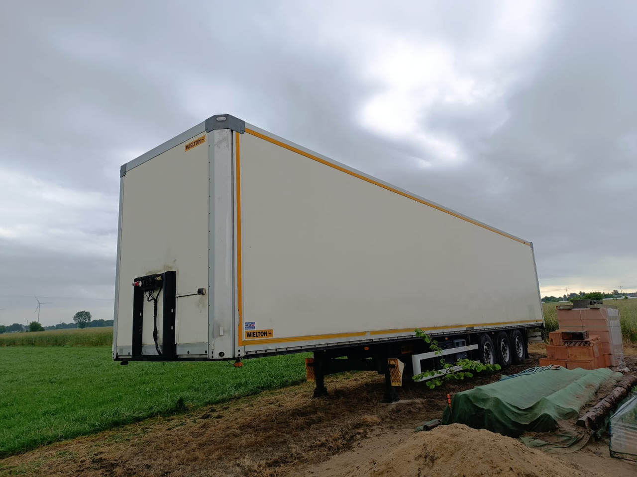Wielton NS34FT - Félpótkocsi dobozos: 4 kép. Wielton NS34FT - Félpótkocsi dobozos: 4 kép.