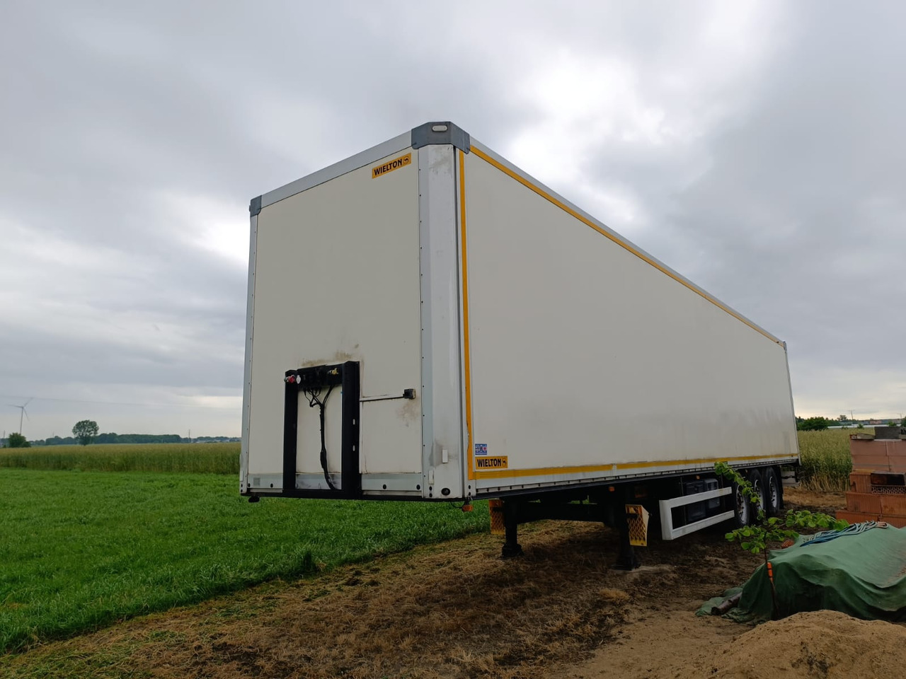 Wielton NS34FT - Félpótkocsi dobozos: 3 kép. Wielton NS34FT - Félpótkocsi dobozos: 3 kép.