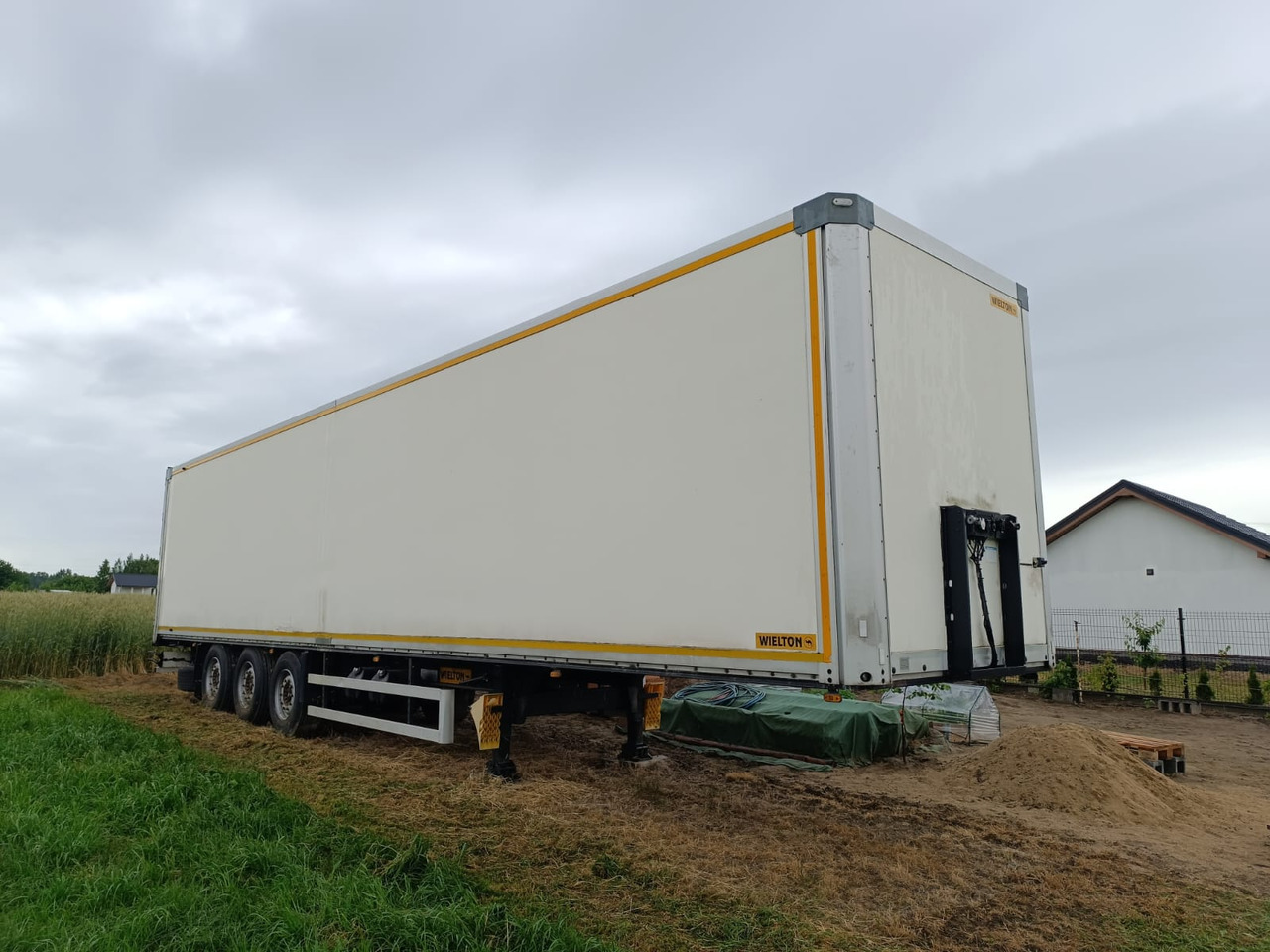 Wielton NS34FT - Félpótkocsi dobozos: 5 kép. Wielton NS34FT - Félpótkocsi dobozos: 5 kép.