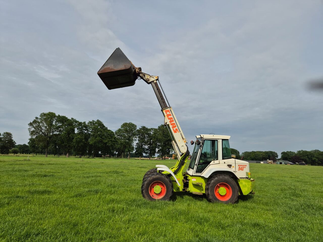 Claas Ranger 940 RX - Gumikerekes homlokrakodó: 2 kép. Claas Ranger 940 RX - Gumikerekes homlokrakodó: 2 kép.