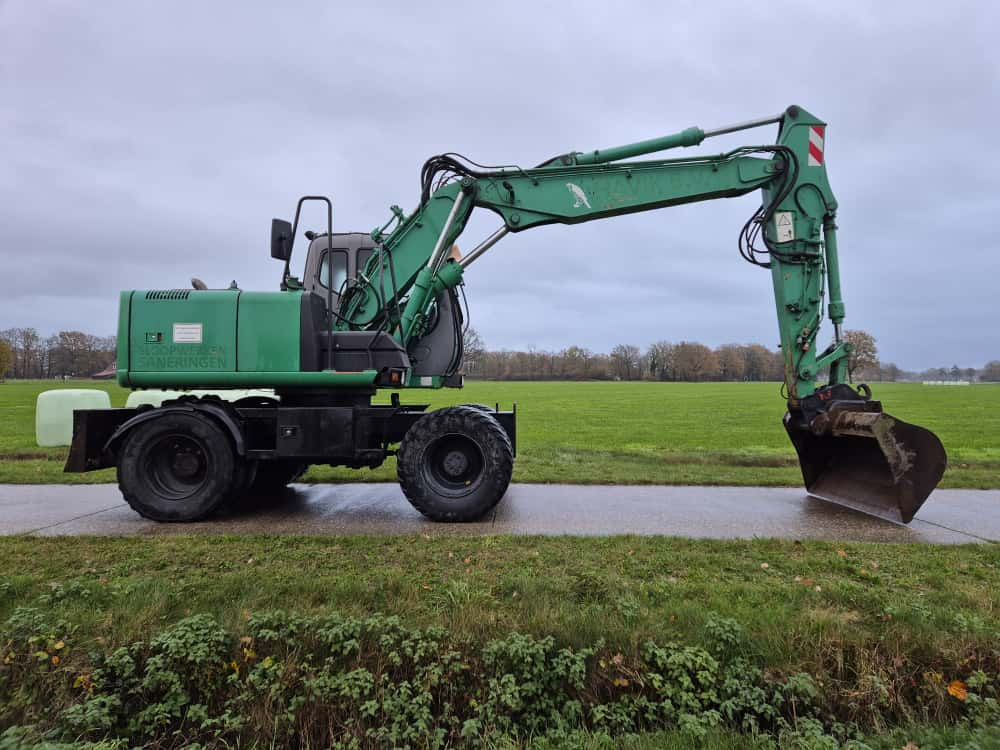 HITACHI ZX 130 W - Gumikerekes kotró: 2 kép. HITACHI ZX 130 W - Gumikerekes kotró: 2 kép.