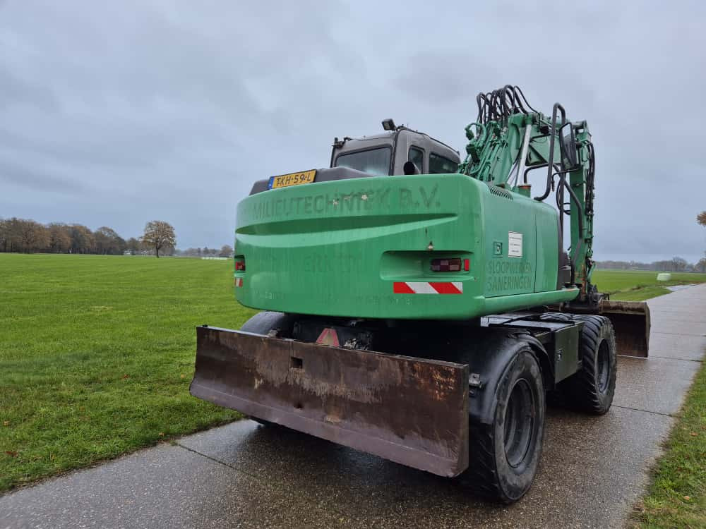 HITACHI ZX 130 W - Gumikerekes kotró: 4 kép. HITACHI ZX 130 W - Gumikerekes kotró: 4 kép.