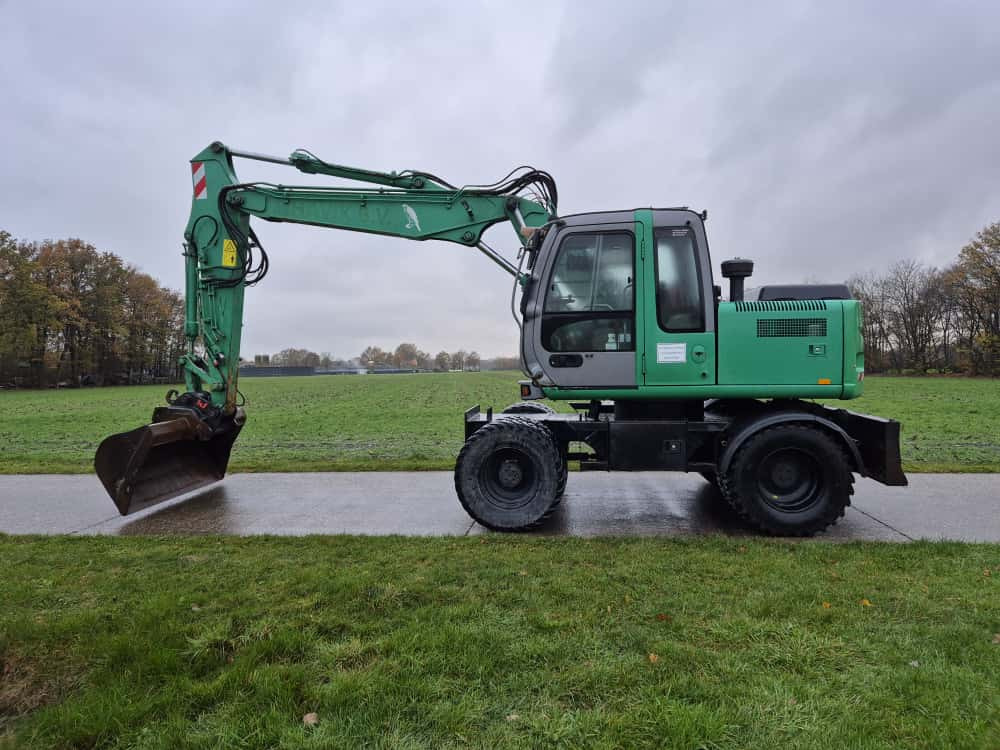 HITACHI ZX 130 W - Gumikerekes kotró: 1 kép. HITACHI ZX 130 W - Gumikerekes kotró: 1 kép.