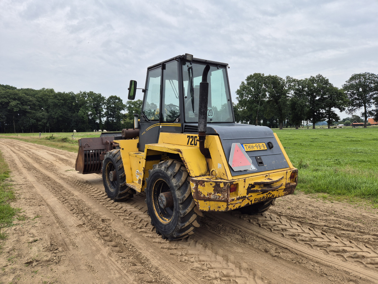 Kramer 720 II - Gumikerekes homlokrakodó: 4 kép. Kramer 720 II - Gumikerekes homlokrakodó: 4 kép.