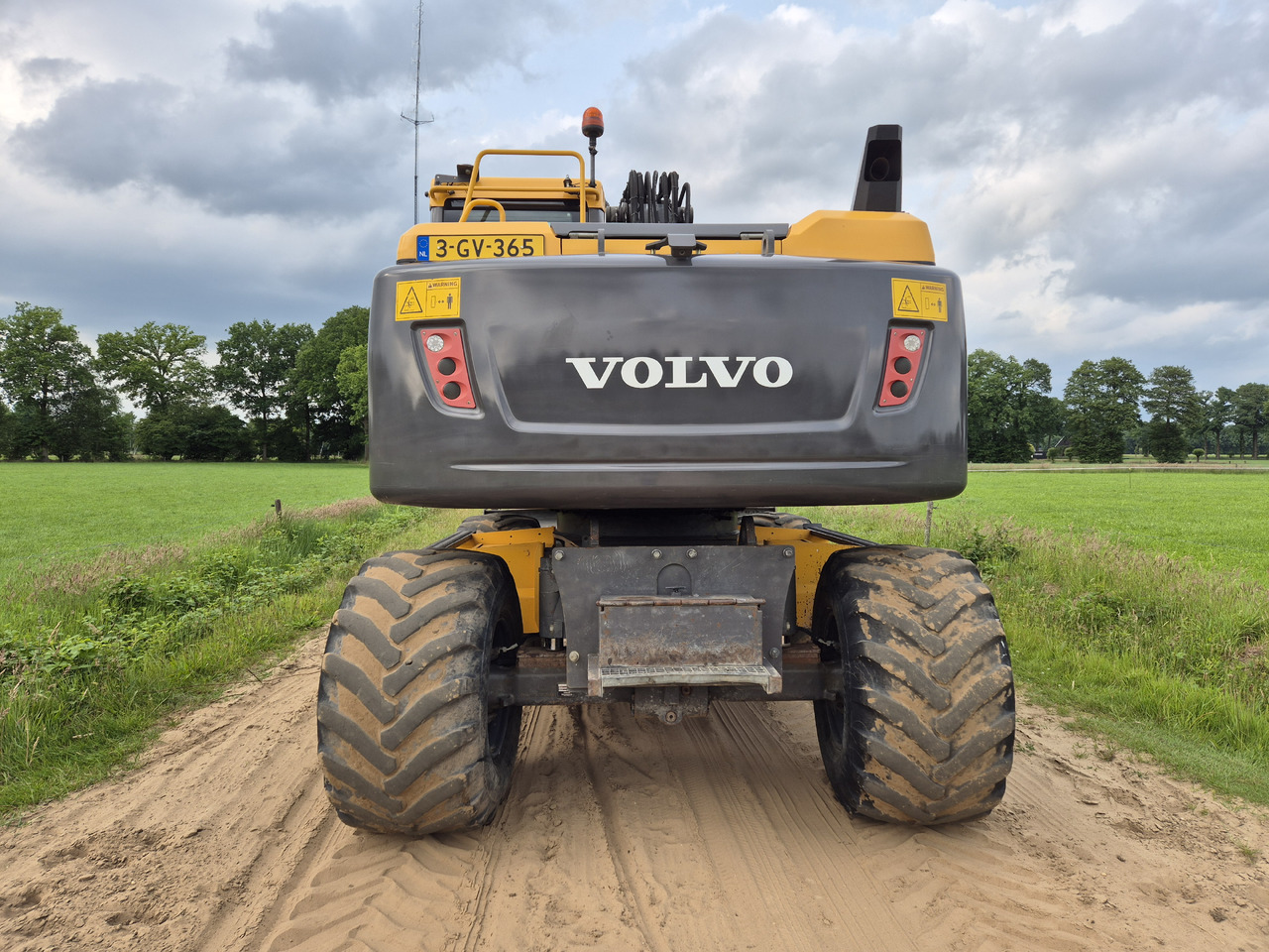VOLVO EW 140 D - Gumikerekes kotró: 4 kép. VOLVO EW 140 D - Gumikerekes kotró: 4 kép.