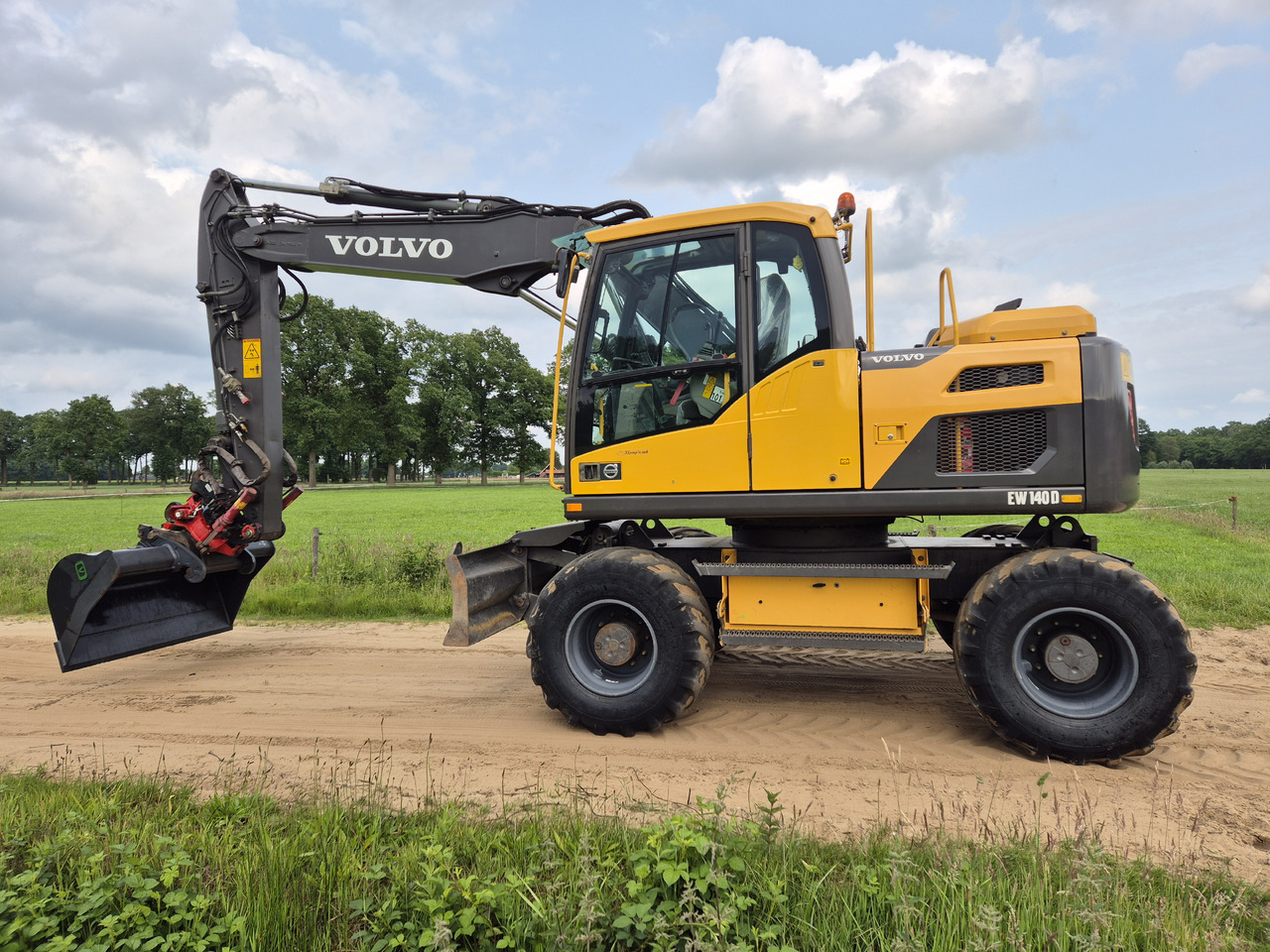 VOLVO EW 140 D - Gumikerekes kotró: 1 kép. VOLVO EW 140 D - Gumikerekes kotró: 1 kép.