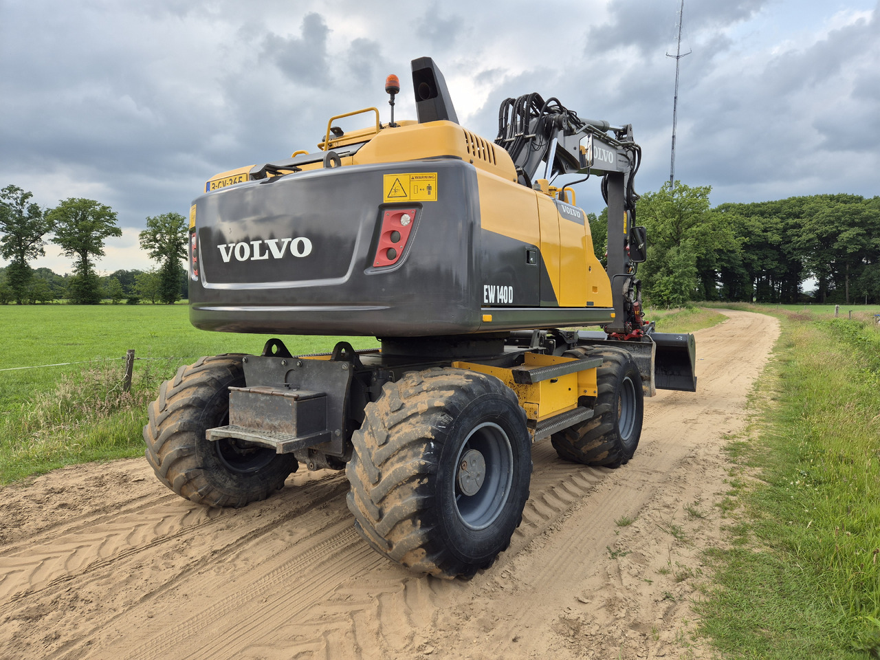 VOLVO EW 140 D - Gumikerekes kotró: 5 kép. VOLVO EW 140 D - Gumikerekes kotró: 5 kép.