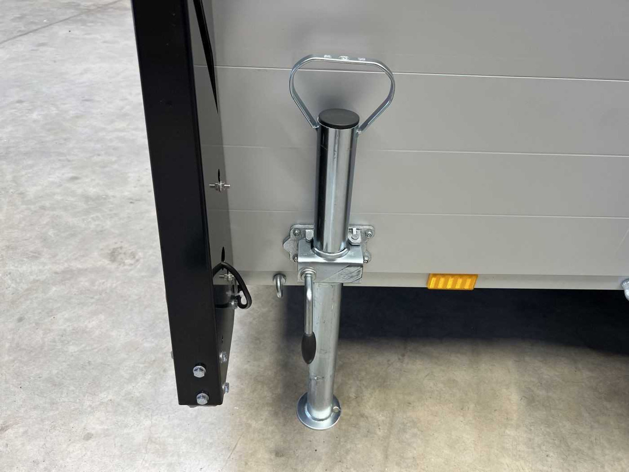 ANSSEMS GTB 1350 VT3 Ultra Low Deckelanhänger - Autó utánfutó: 5 kép. ANSSEMS GTB 1350 VT3 Ultra Low Deckelanhänger - Autó utánfutó: 5 kép.