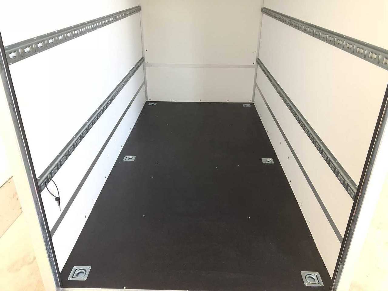 BLYSS F1330HD Rampe Kofferanhänger - Pótkocsi dobozos: 4 kép. BLYSS F1330HD Rampe Kofferanhänger - Pótkocsi dobozos: 4 kép.