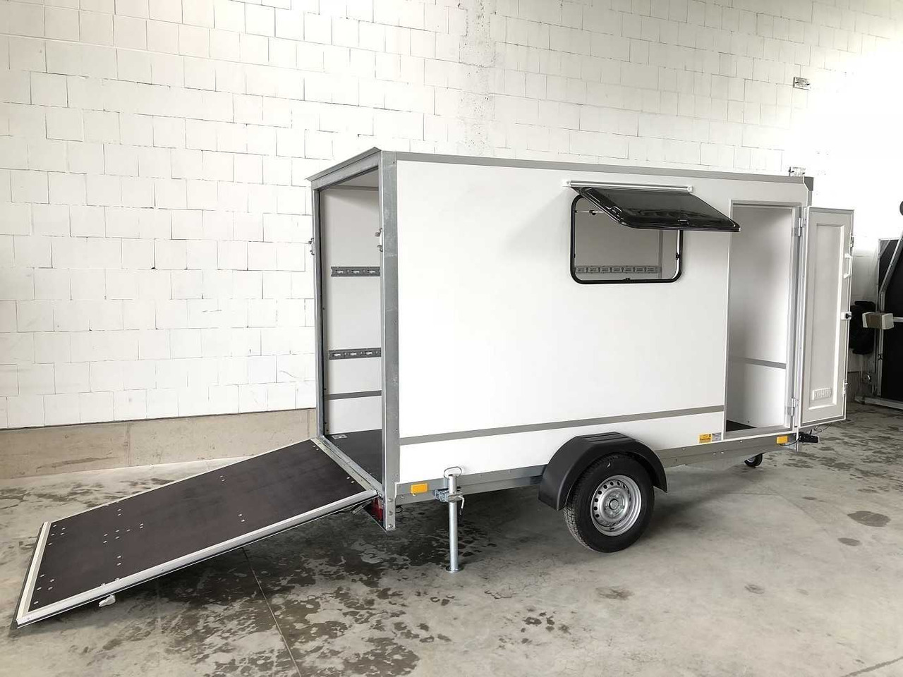 BLYSS F1330HD Rampe Tür 2 Fenster Kofferanhänger - Pótkocsi dobozos: 2 kép. BLYSS F1330HD Rampe Tür 2 Fenster Kofferanhänger - Pótkocsi dobozos: 2 kép.