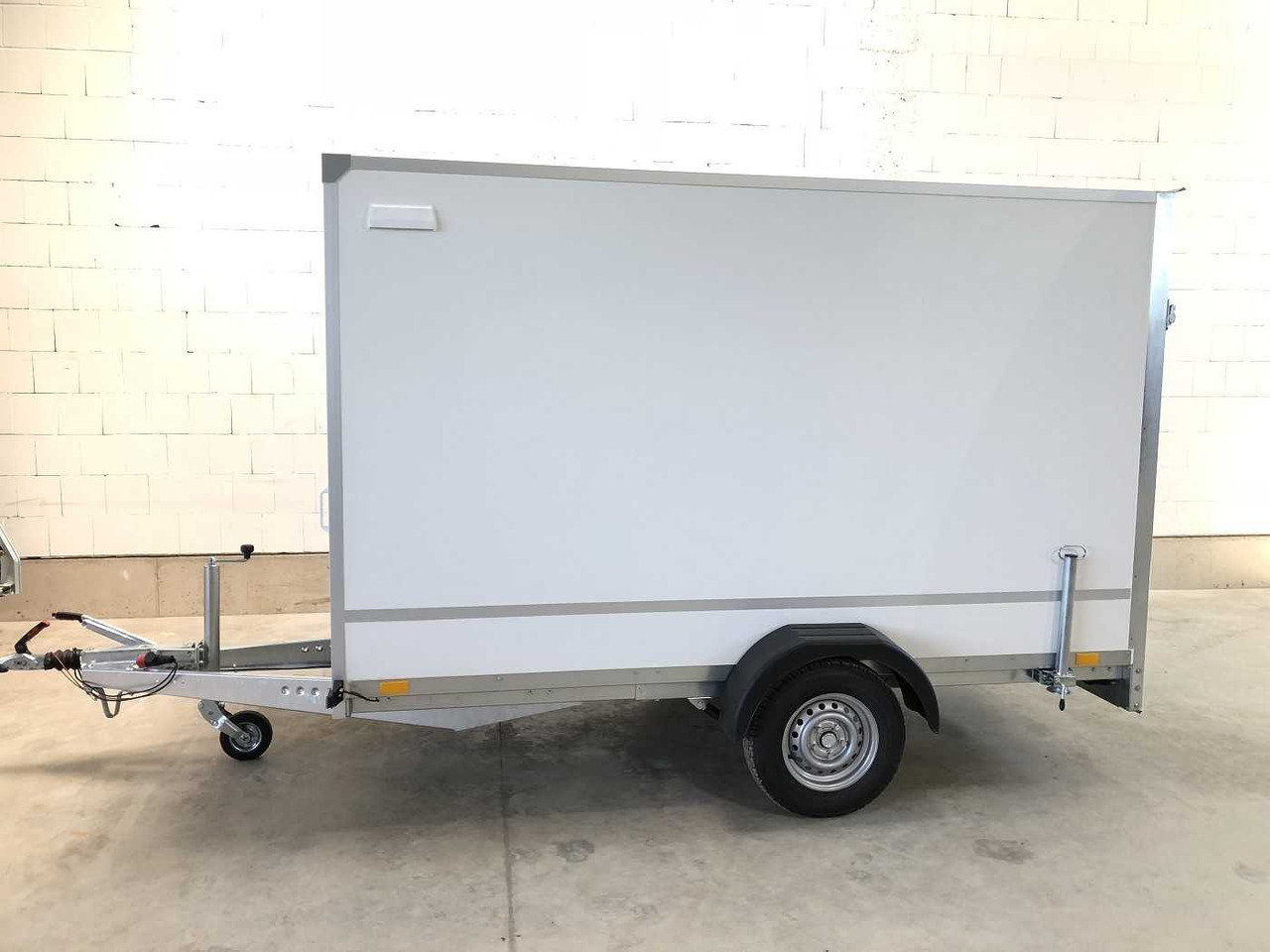 BLYSS F1330HD Rampe Tür Kofferanhänger - Pótkocsi dobozos: 2 kép. BLYSS F1330HD Rampe Tür Kofferanhänger - Pótkocsi dobozos: 2 kép.