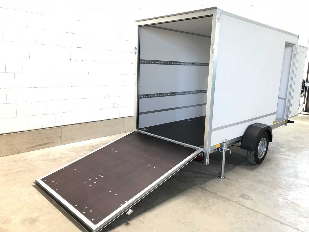 BLYSS F1330HD Rampe Tür Kofferanhänger - Pótkocsi dobozos: 4 kép. BLYSS F1330HD Rampe Tür Kofferanhänger - Pótkocsi dobozos: 4 kép.