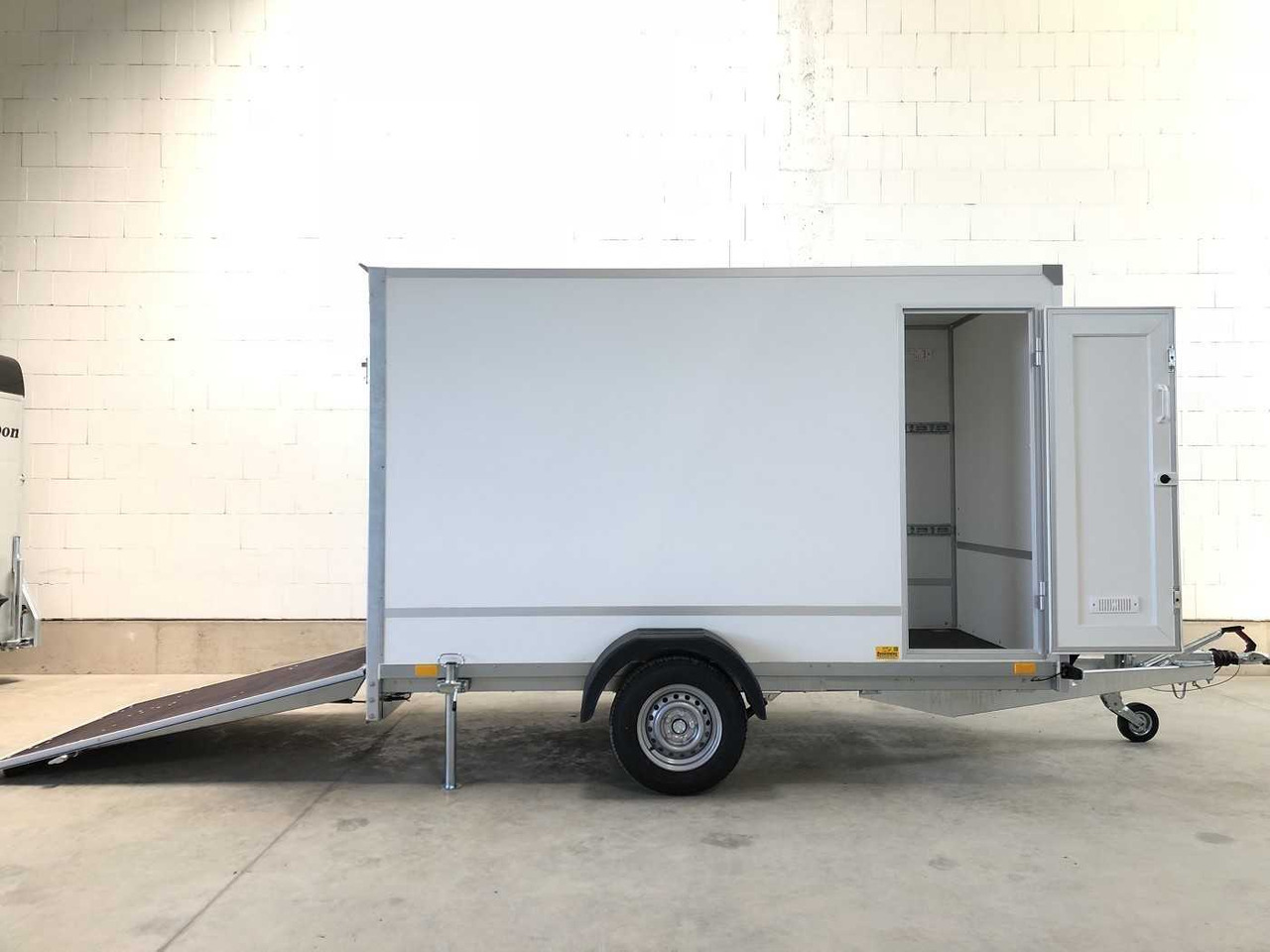 BLYSS F1330HD Rampe Tür Kofferanhänger - Pótkocsi dobozos: 1 kép. BLYSS F1330HD Rampe Tür Kofferanhänger - Pótkocsi dobozos: 1 kép.