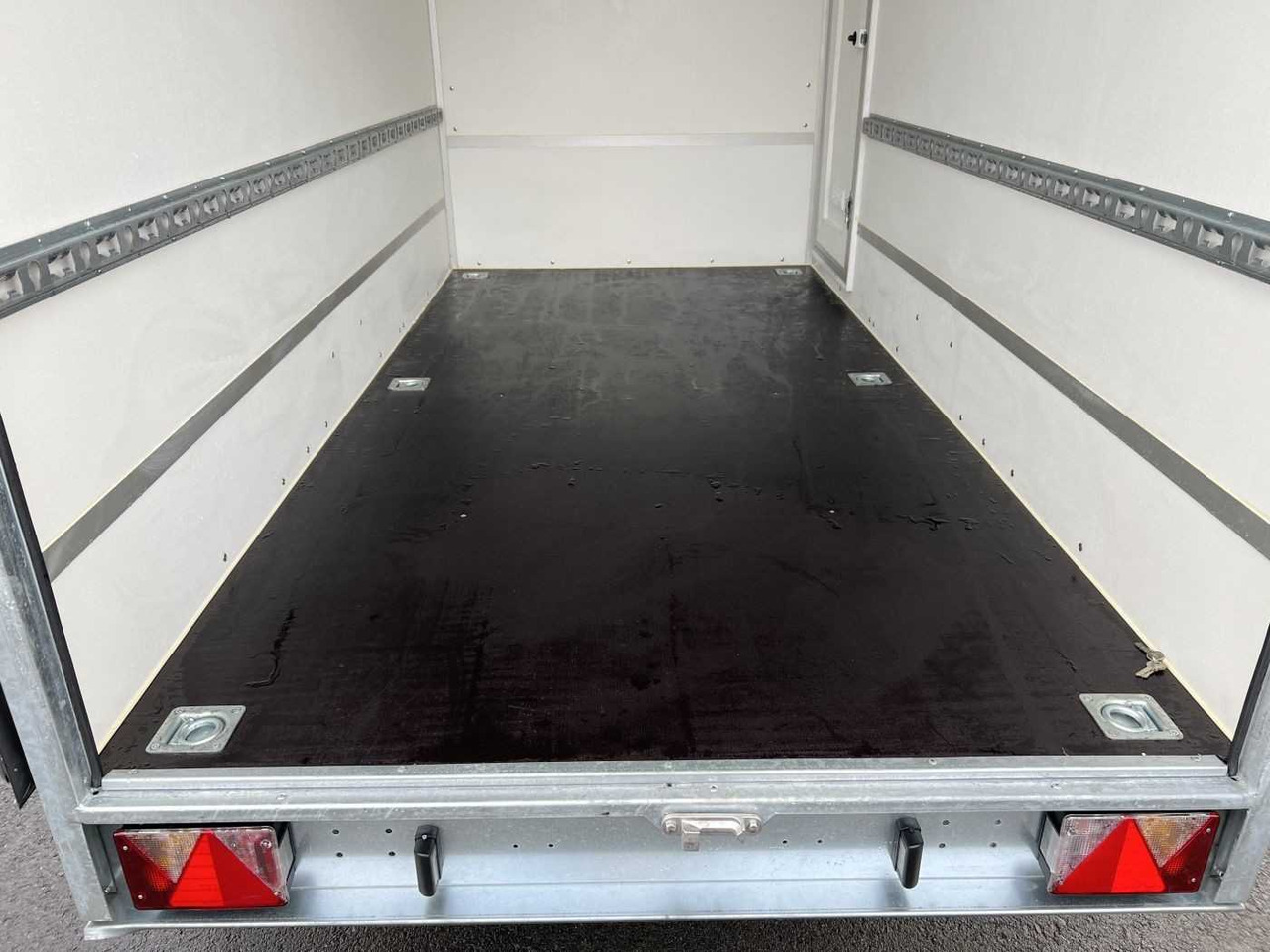 BLYSS F1330HD Seitentür Kofferanhänger - Pótkocsi dobozos: 5 kép. BLYSS F1330HD Seitentür Kofferanhänger - Pótkocsi dobozos: 5 kép.