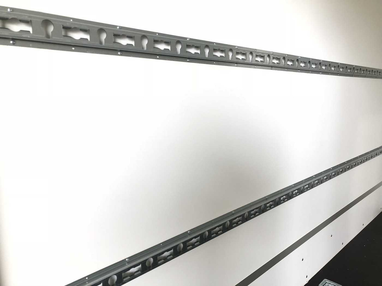 BLYSS F2030HTD Seitentür Kofferanhänger lízing BLYSS F2030HTD Seitentür Kofferanhänger: 22 kép.