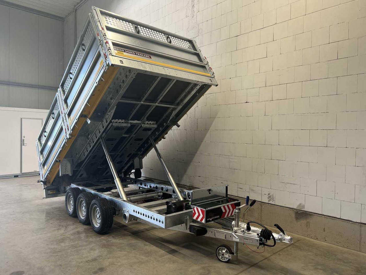 BRIAN_JAMES Cargo Tipper 526-3620-35-3-12 Rückwärtskipper - Pótkocsi billenőplatós: 2 kép. BRIAN_JAMES Cargo Tipper 526-3620-35-3-12 Rückwärtskipper - Pótkocsi billenőplatós: 2 kép.
