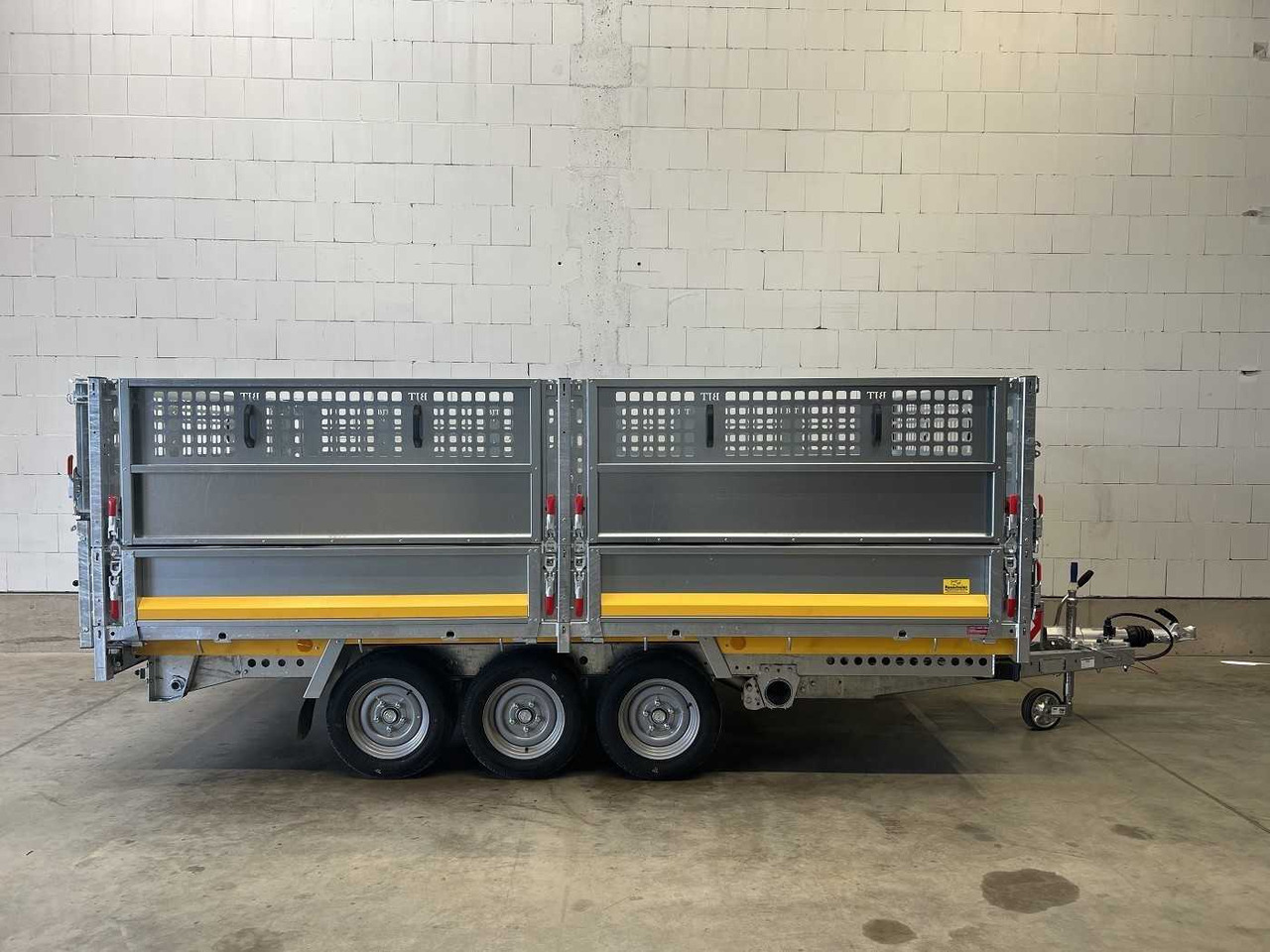 BRIAN_JAMES Cargo Tipper 526-3620-35-3-12 Rückwärtskipper - Pótkocsi billenőplatós: 3 kép. BRIAN_JAMES Cargo Tipper 526-3620-35-3-12 Rückwärtskipper - Pótkocsi billenőplatós: 3 kép.