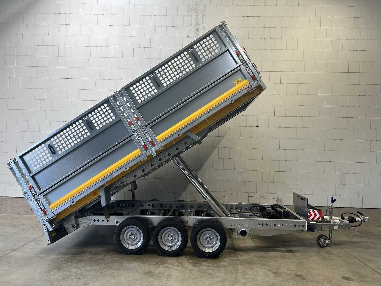 BRIAN_JAMES Cargo Tipper 526-3620-35-3-12 Rückwärtskipper - Pótkocsi billenőplatós: 1 kép. BRIAN_JAMES Cargo Tipper 526-3620-35-3-12 Rückwärtskipper - Pótkocsi billenőplatós: 1 kép.