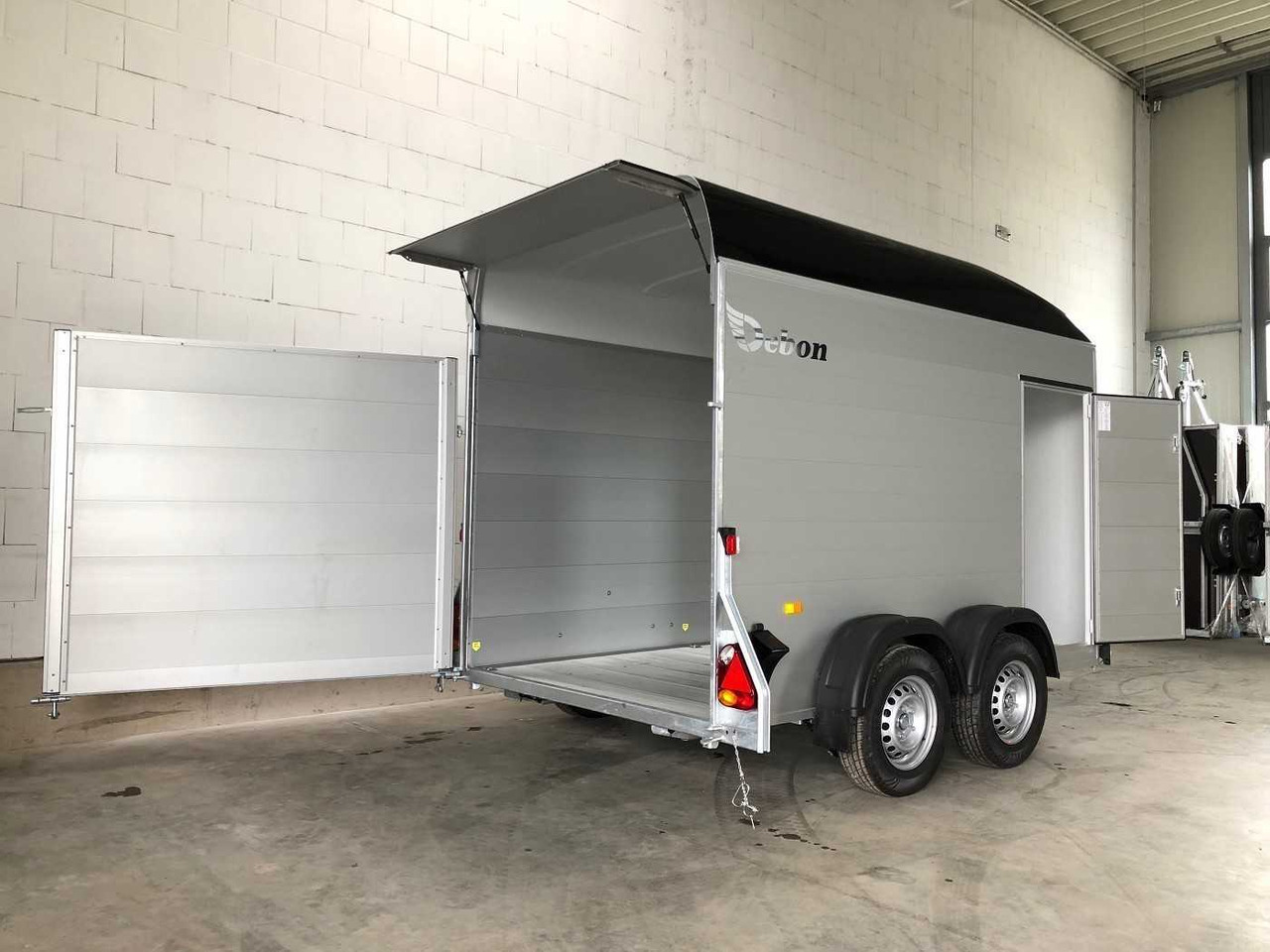 CHEVAL LIBERTE C500 Roadster 2 Türen Kofferanhänger - Motorszállító utánfutó: 4 kép. CHEVAL LIBERTE C500 Roadster 2 Türen Kofferanhänger - Motorszállító utánfutó: 4 kép.