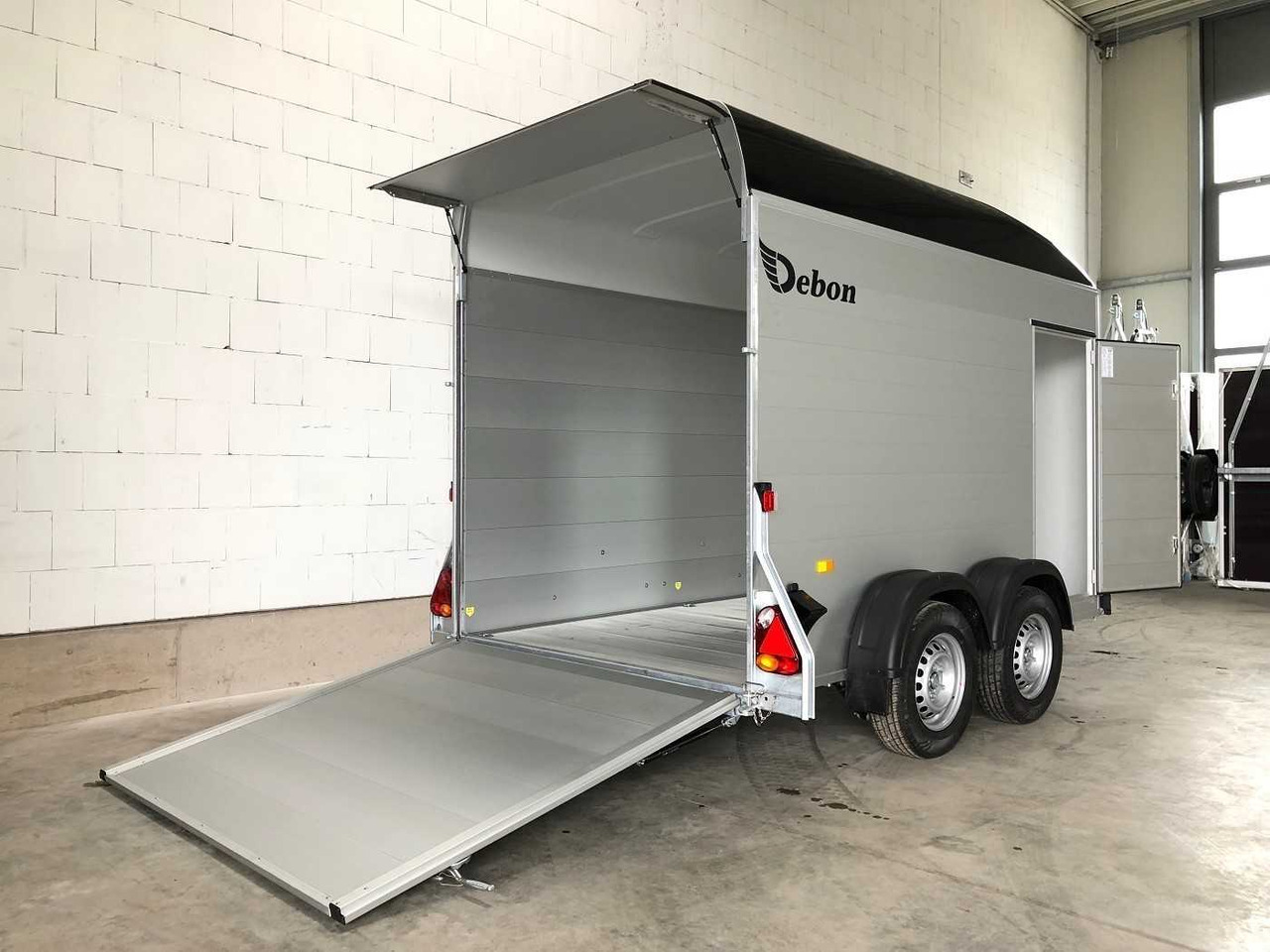 CHEVAL LIBERTE C500 Roadster 2 Türen Kofferanhänger - Motorszállító utánfutó: 2 kép. CHEVAL LIBERTE C500 Roadster 2 Türen Kofferanhänger - Motorszállító utánfutó: 2 kép.