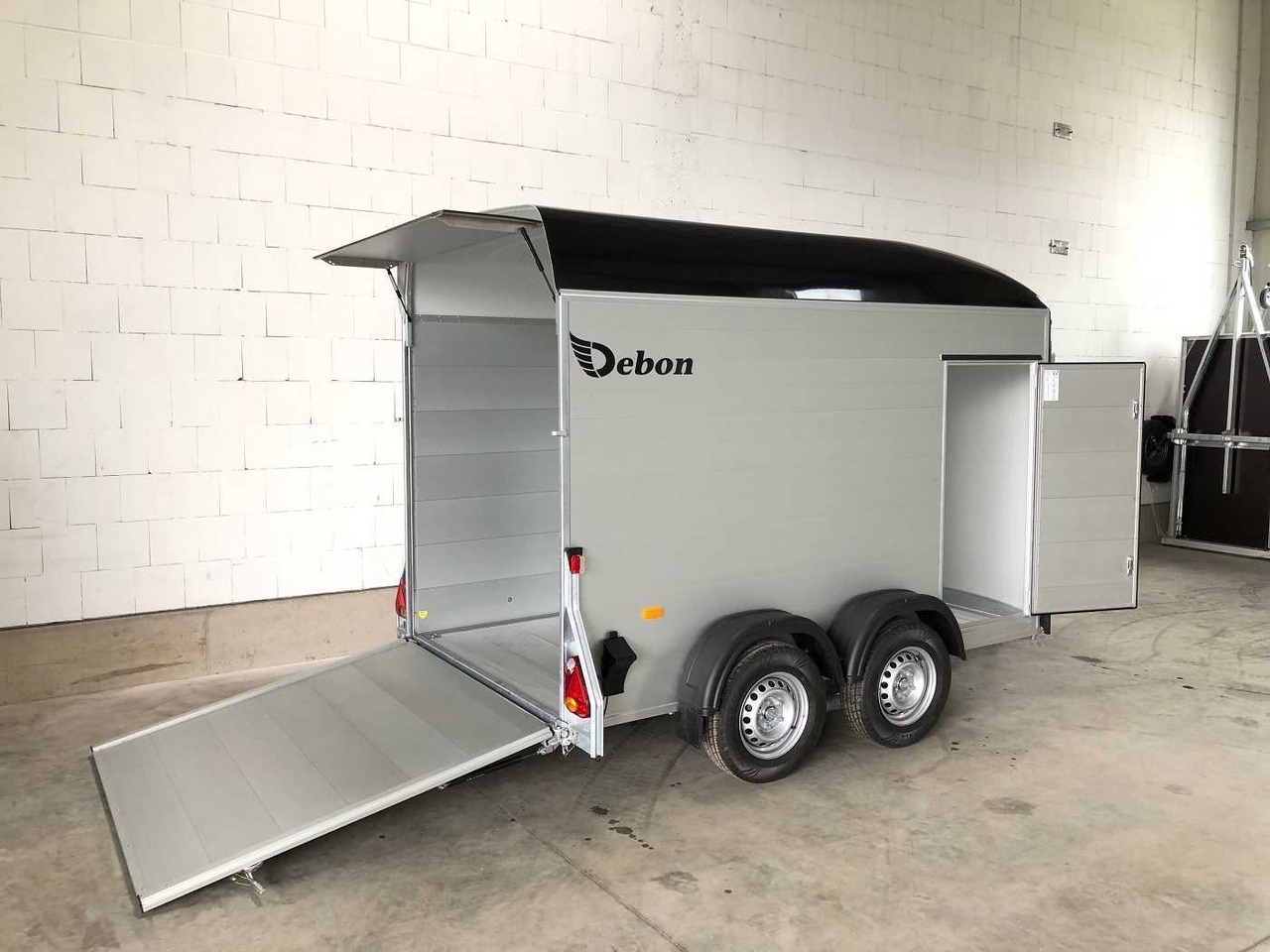 CHEVAL LIBERTE C500 Roadster 2 Türen Kofferanhänger - Motorszállító utánfutó: 3 kép. CHEVAL LIBERTE C500 Roadster 2 Türen Kofferanhänger - Motorszállító utánfutó: 3 kép.