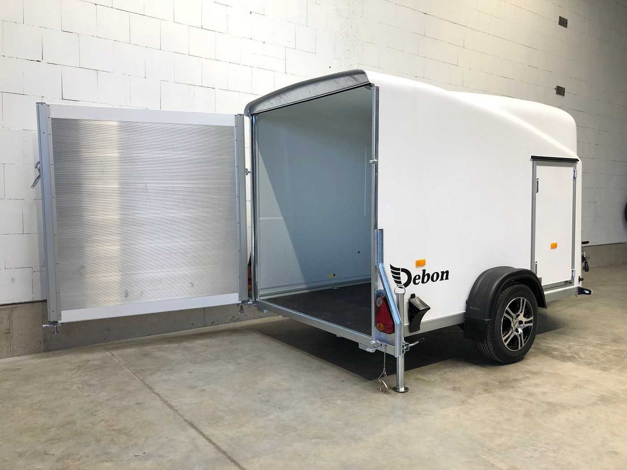 CHEVAL LIBERTE Cargo 1300.02+Tür Alu-Felgen Kofferanhänger - Pótkocsi dobozos: 5 kép. CHEVAL LIBERTE Cargo 1300.02+Tür Alu-Felgen Kofferanhänger - Pótkocsi dobozos: 5 kép.