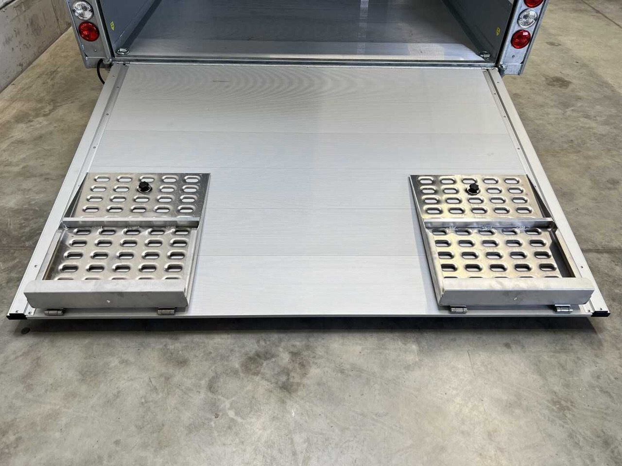 CHEVAL LIBERTE DEBON C1000 Roadster Autotransporter geschlossen - Pótkocsi autószállító: 5 kép. CHEVAL LIBERTE DEBON C1000 Roadster Autotransporter geschlossen - Pótkocsi autószállító: 5 kép.