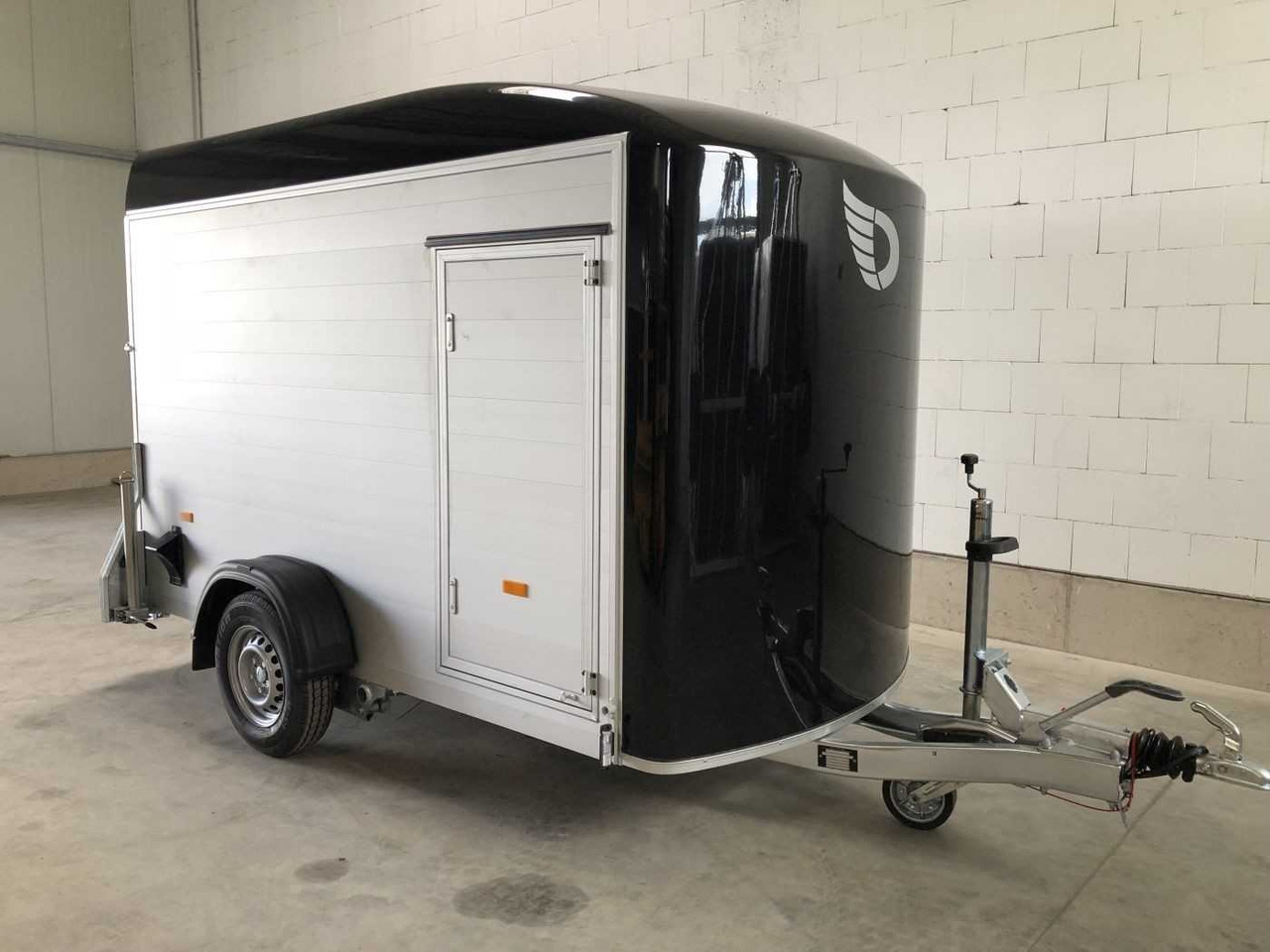 CHEVAL LIBERTE DEBON C300 Roadster Kofferanhänger - Motorszállító utánfutó: 2 kép. CHEVAL LIBERTE DEBON C300 Roadster Kofferanhänger - Motorszállító utánfutó: 2 kép.