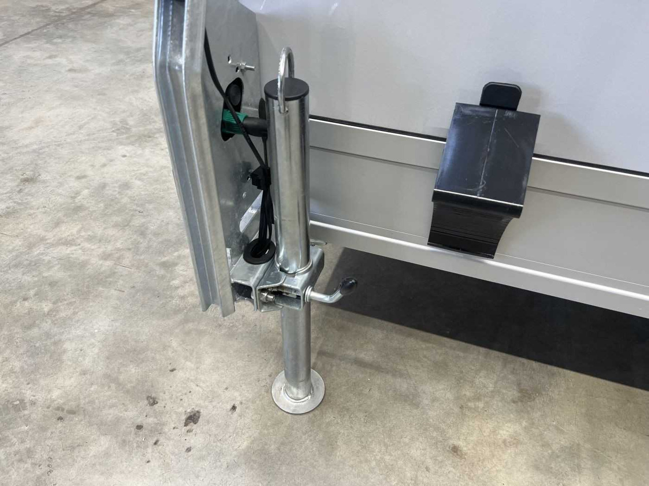 CHEVAL LIBERTE DEBON C400 Roadster Verkl ALF Tür Kofferanhänger - Motorszállító utánfutó: 5 kép. CHEVAL LIBERTE DEBON C400 Roadster Verkl ALF Tür Kofferanhänger - Motorszállító utánfutó: 5 kép.