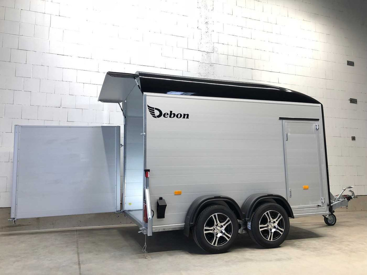 CHEVAL LIBERTE DEBON C500 Roadster Alu-Felgen Kofferanhänger - Motorszállító utánfutó: 3 kép. CHEVAL LIBERTE DEBON C500 Roadster Alu-Felgen Kofferanhänger - Motorszállító utánfutó: 3 kép.