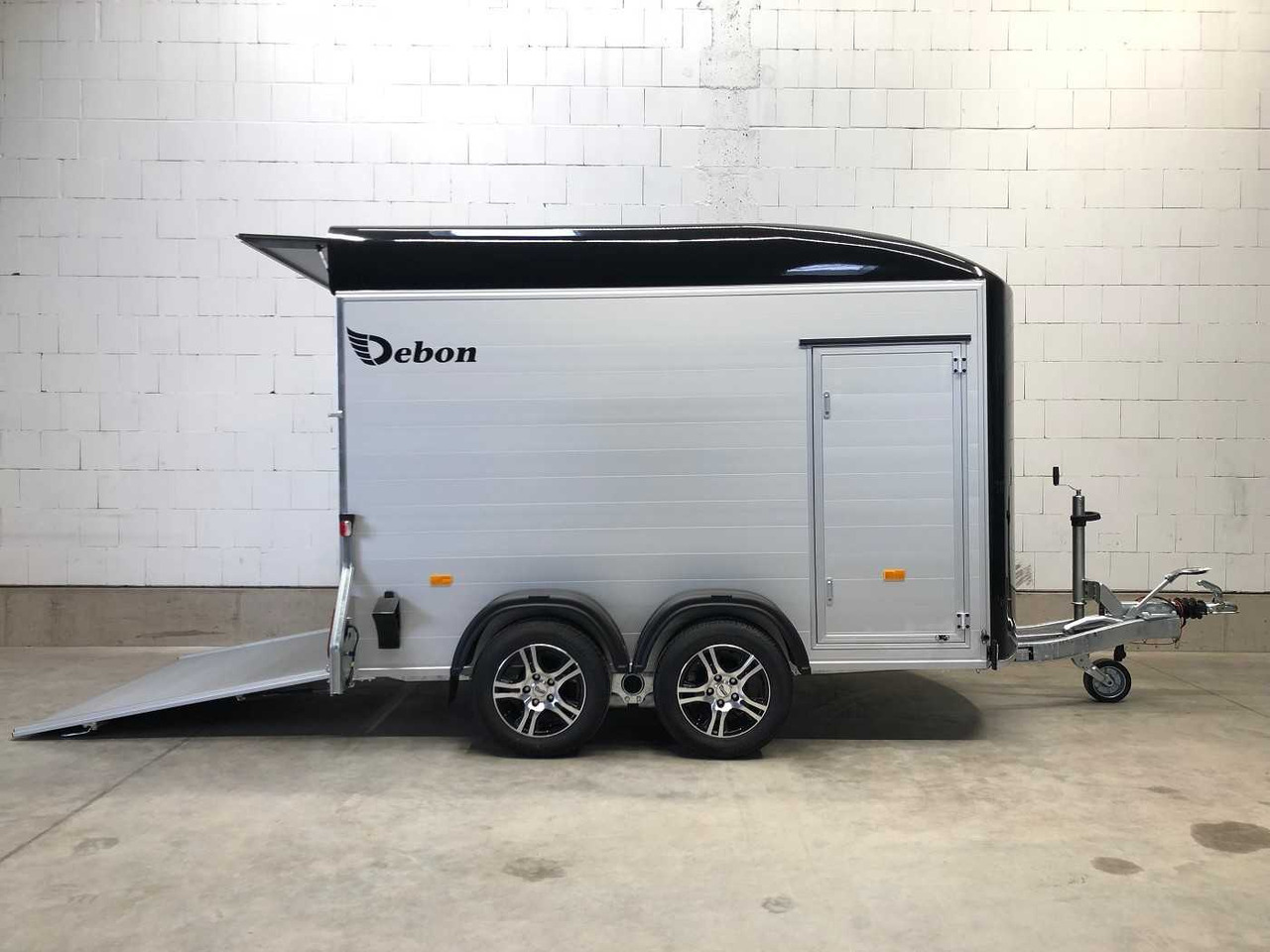 CHEVAL LIBERTE DEBON C500 Roadster Alu-Felgen Kofferanhänger - Motorszállító utánfutó: 2 kép. CHEVAL LIBERTE DEBON C500 Roadster Alu-Felgen Kofferanhänger - Motorszállító utánfutó: 2 kép.