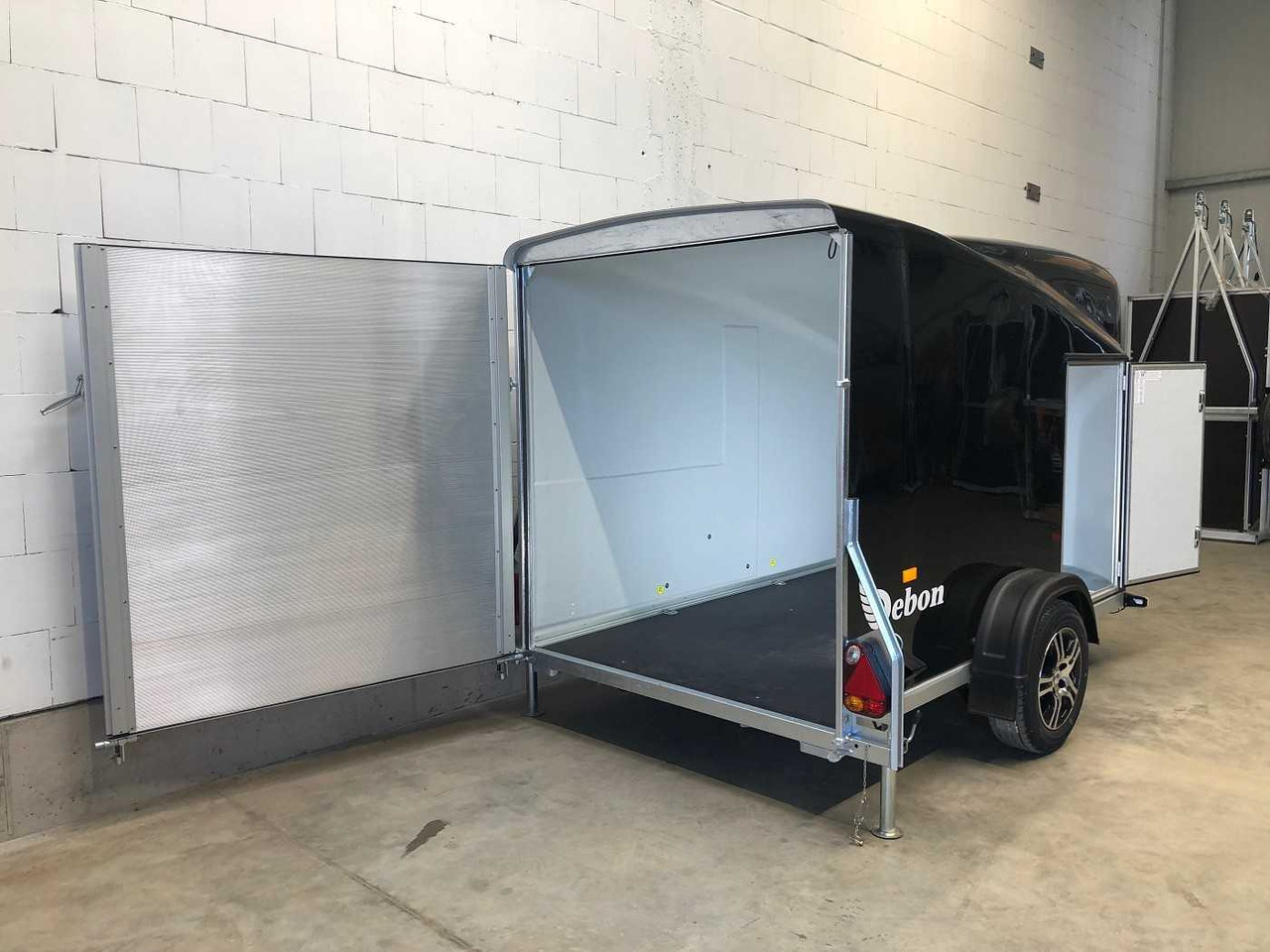 CHEVAL LIBERTE DEBON Cargo 1300.02+Tür Alu-Felgen Kofferanhänger - Pótkocsi dobozos: 3 kép. CHEVAL LIBERTE DEBON Cargo 1300.02+Tür Alu-Felgen Kofferanhänger - Pótkocsi dobozos: 3 kép.