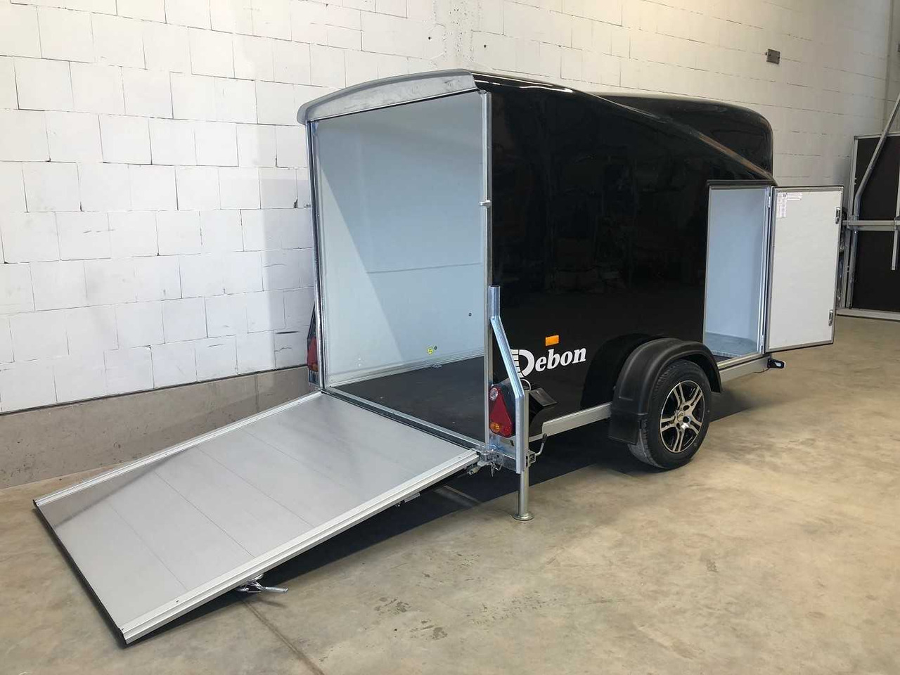 CHEVAL LIBERTE DEBON Cargo 1300.02+Tür Alu-Felgen Kofferanhänger - Pótkocsi dobozos: 5 kép. CHEVAL LIBERTE DEBON Cargo 1300.02+Tür Alu-Felgen Kofferanhänger - Pótkocsi dobozos: 5 kép.