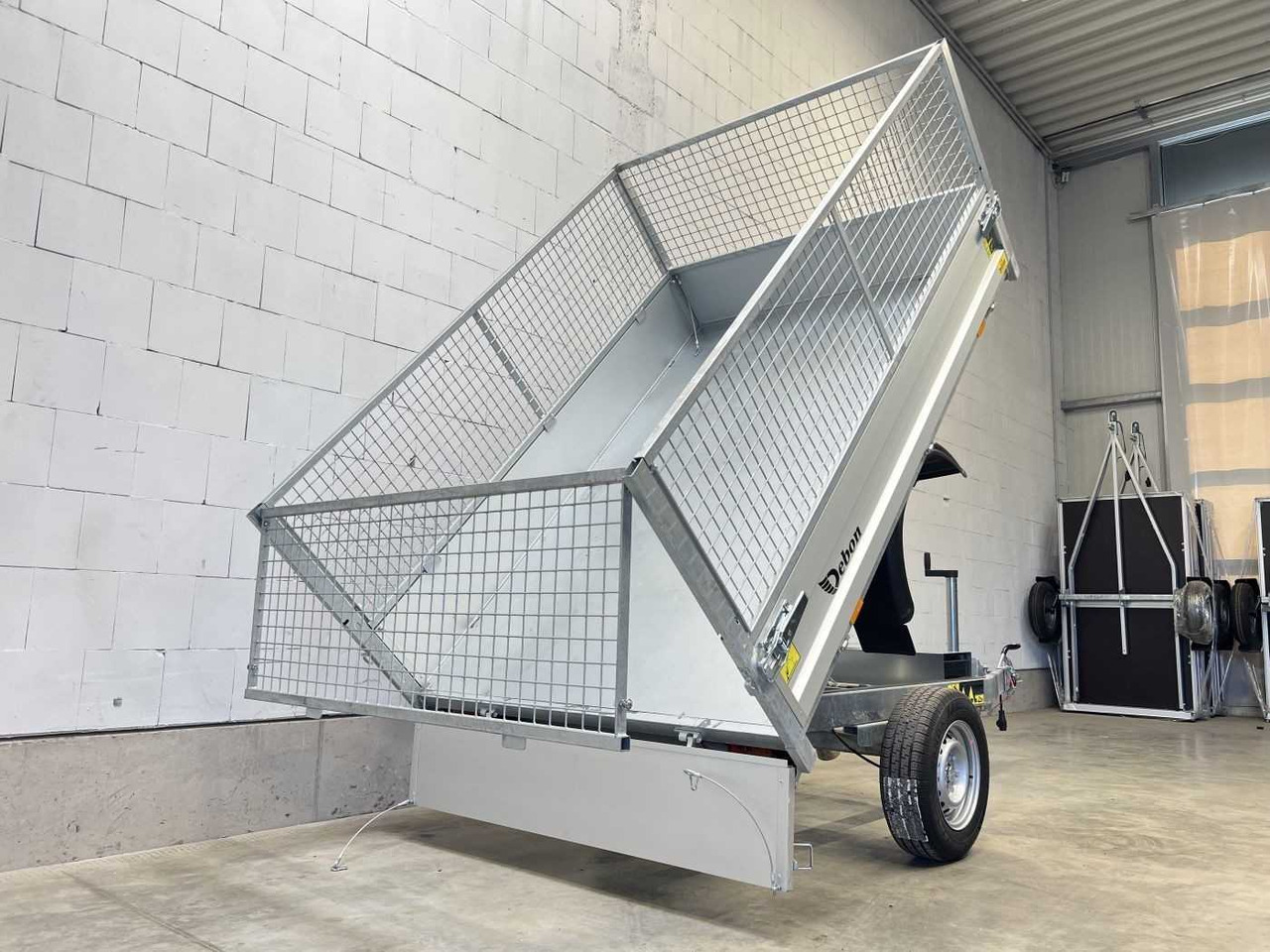 CHEVAL LIBERTE DEBON PW0E Lux 1500 Gitter Rückwärtskipper - Pótkocsi billenőplatós: 3 kép. CHEVAL LIBERTE DEBON PW0E Lux 1500 Gitter Rückwärtskipper - Pótkocsi billenőplatós: 3 kép.