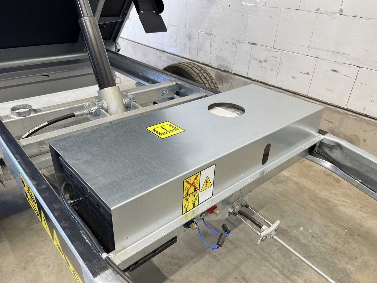 CHEVAL LIBERTE DEBON PW0E Lux 1500 Gitter Rückwärtskipper - Pótkocsi billenőplatós: 5 kép. CHEVAL LIBERTE DEBON PW0E Lux 1500 Gitter Rückwärtskipper - Pótkocsi billenőplatós: 5 kép.