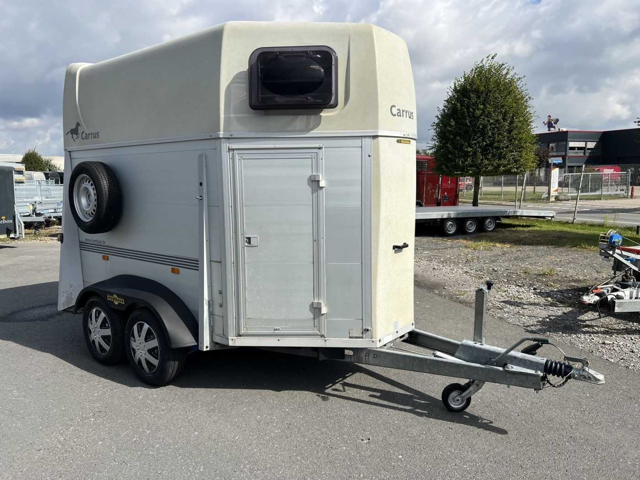 HUMBAUR HP 2000 Pferdeanhänger - Autó utánfutó: 2 kép. HUMBAUR HP 2000 Pferdeanhänger - Autó utánfutó: 2 kép.