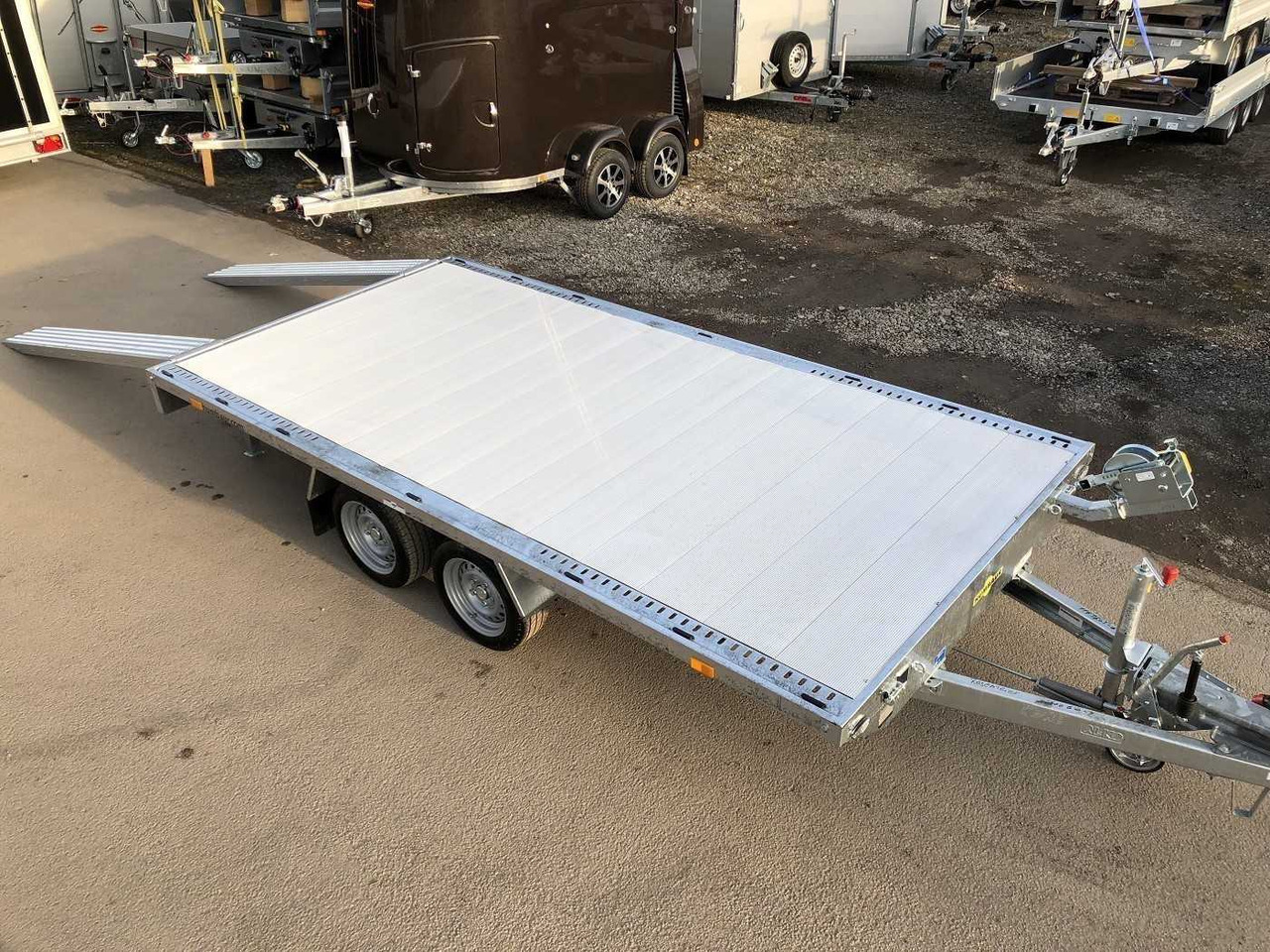 HUMBAUR Universal 3500 Aluboden Universaltransporter - Pótkocsi autószállító: 1 kép. HUMBAUR Universal 3500 Aluboden Universaltransporter - Pótkocsi autószállító: 1 kép.