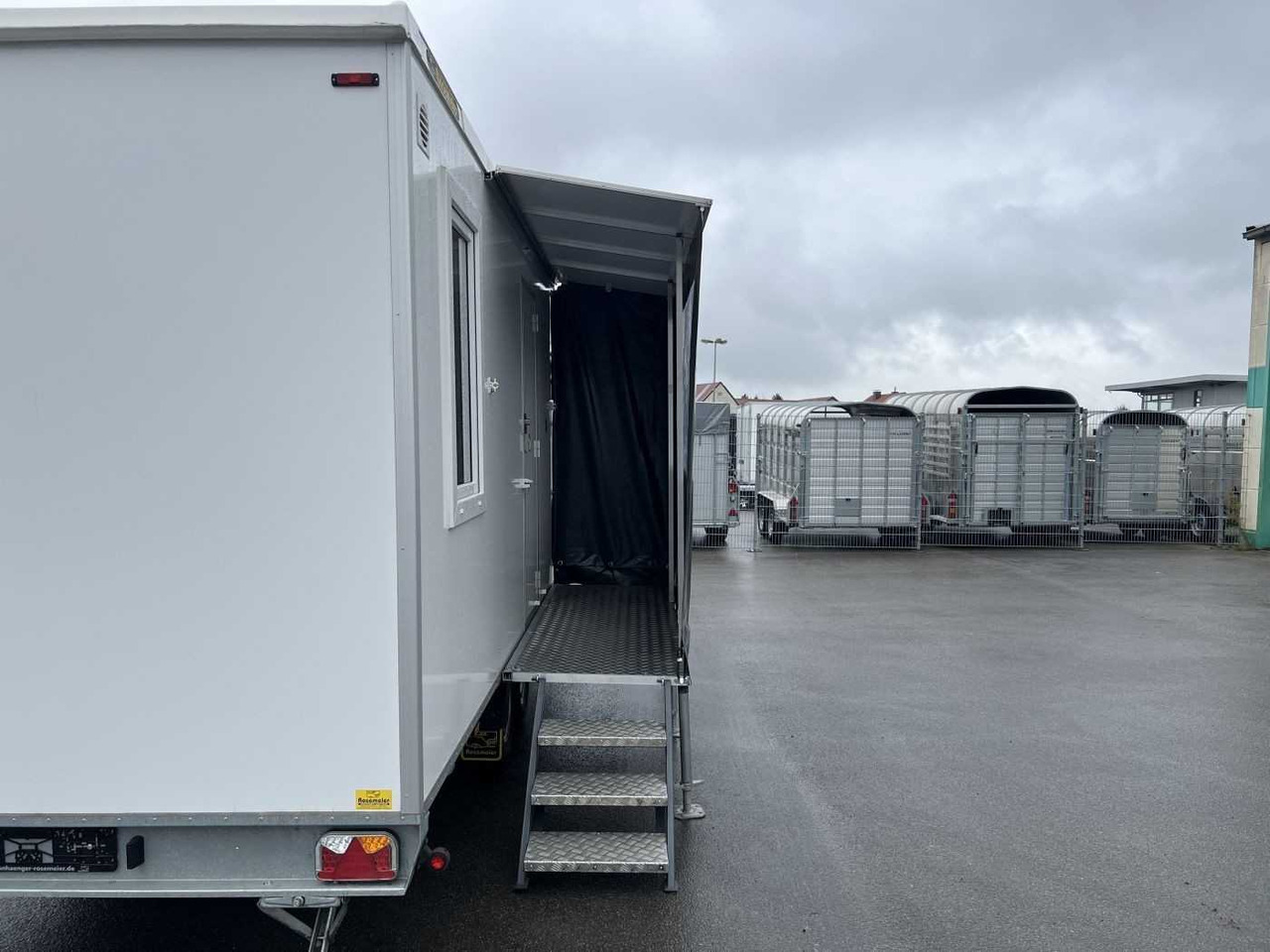 Mannschaftswagen 570 Individua Mannschaftswagen - Konténerház, Pótkocsi: 5 kép. Mannschaftswagen 570 Individua Mannschaftswagen - Konténerház, Pótkocsi: 5 kép.