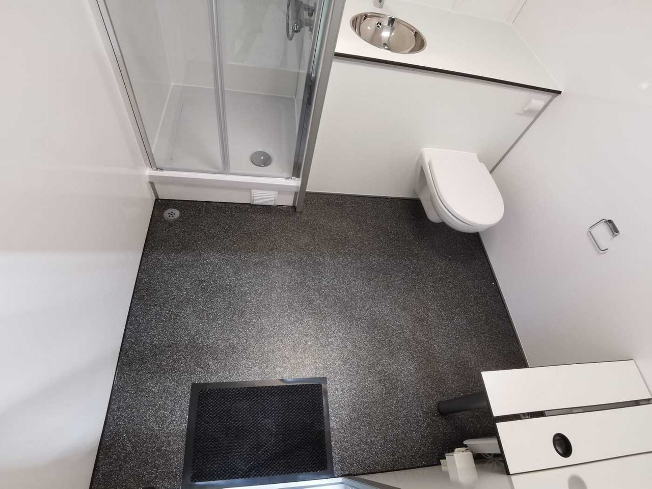 Badanhänger Duo Toilettenanhänger - Pótkocsi: 5 kép. Badanhänger Duo Toilettenanhänger - Pótkocsi: 5 kép.