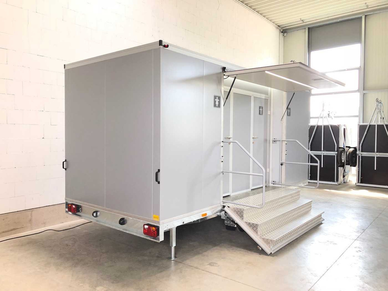 ROSEMEIER VE 3 Damen, 1 Herren, 4 Urinale Toilettenanhänger - Pótkocsi: 4 kép. ROSEMEIER VE 3 Damen, 1 Herren, 4 Urinale Toilettenanhänger - Pótkocsi: 4 kép.